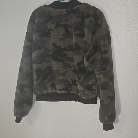 Wild Fable Women’s Size L Camo Print Full Zip Faux Fur Jacket - Picture 3 of 6